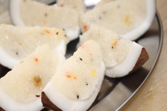 "椰子饭"也被叫做椰子船,是海南地区很有名的一道小吃,椰子饭属于海南