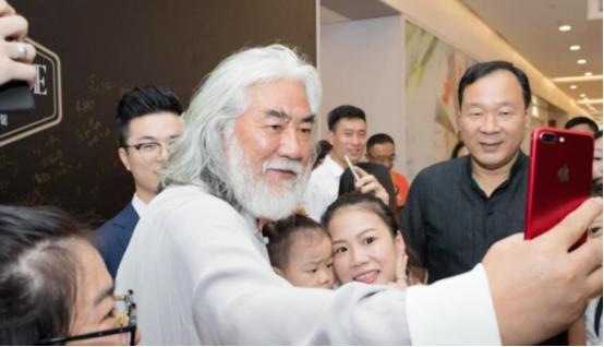 有种"晚年"叫张纪中,妻子比女儿小4岁,一家5口其乐融融