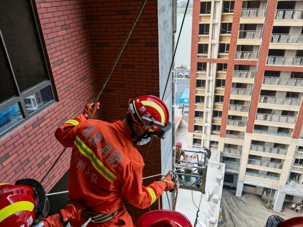 漳州2名工人被困14楼高空吊篮,消防人员赶往现场进行营救!