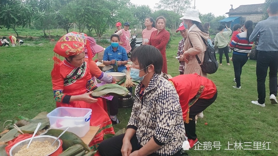 广西三月三,上林山歌文化园嗨翻天了,全场人山人海