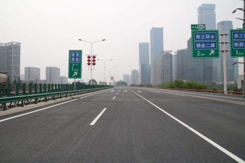 西安绕城高速(内环)丈八至曲江段整治工程即将完成,经报交警部门同意