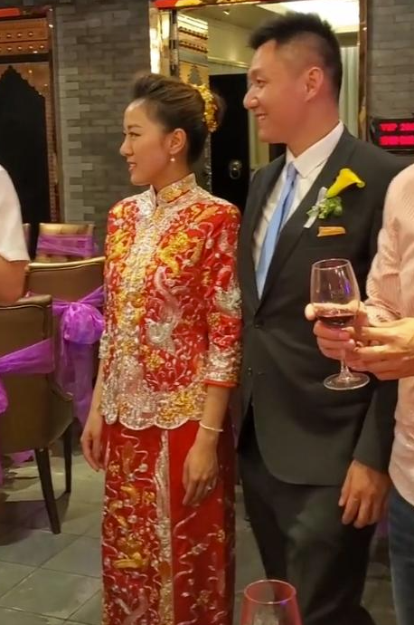 央视主持人罗旭低调大婚 婚礼现场穿着竟和节目中一模