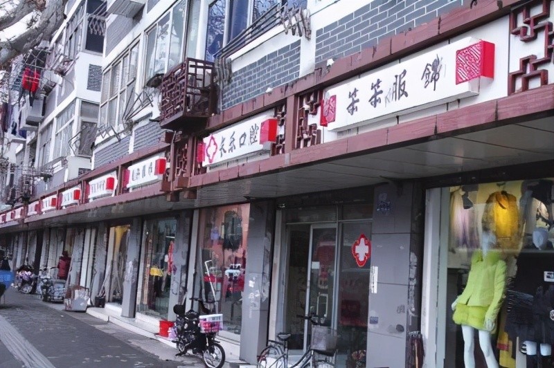湖北一商业街"想花招",统一更换招牌被吐槽,网友:像公墓