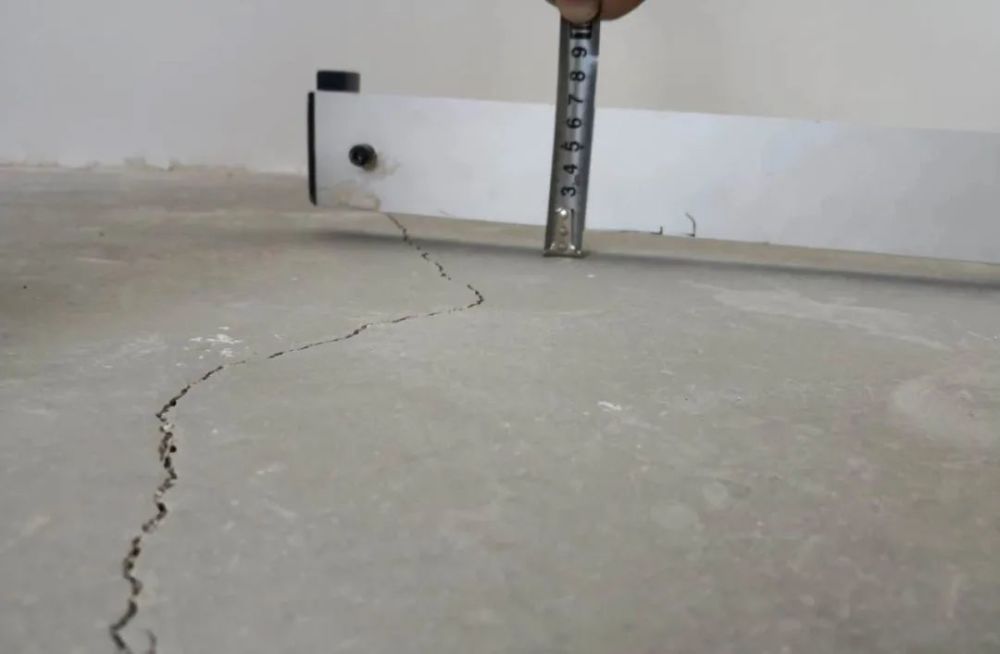 水泥基自流平:铺设厚度≤5mm,无法应用在地面高差较大的区域,应用范围