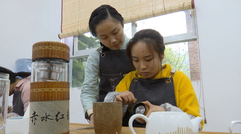 杨昌芹通过免费教授当地留守的妇女们竹编工艺,让当地的留守妇女加入