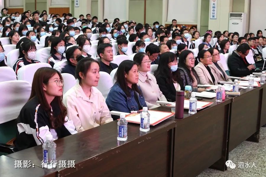 现场实拍:泗水一中昨晚的这场比赛真精彩!看看同学们那可爱的笑脸.