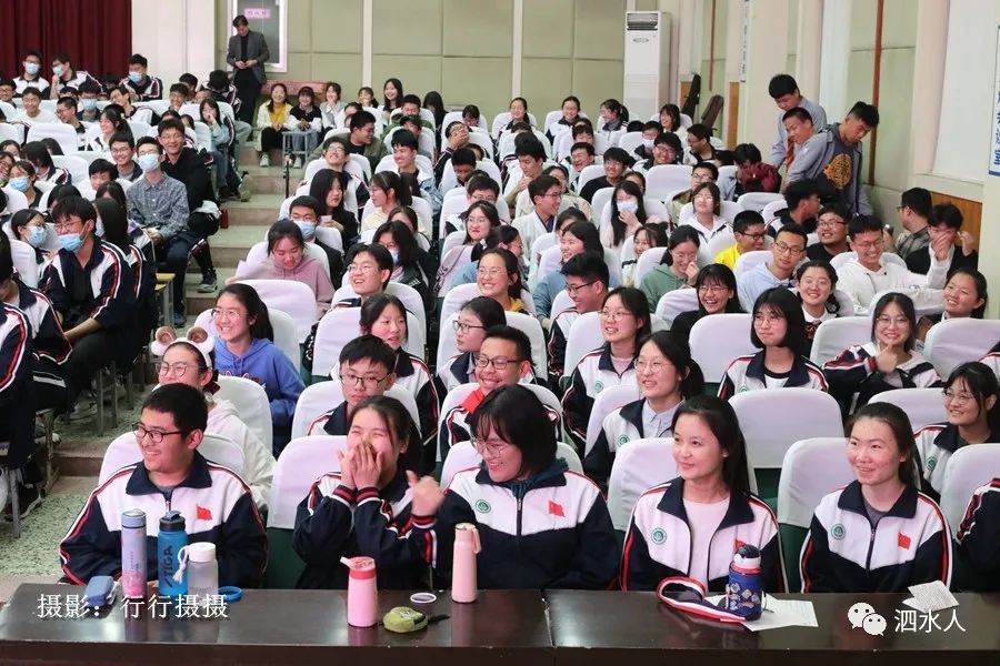 现场实拍:泗水一中昨晚的这场比赛真精彩!看看同学们那可爱的笑脸.