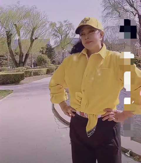 65岁刘晓庆回老家生图曝光,眼睛狭长耳垂吓人,脸肿胀