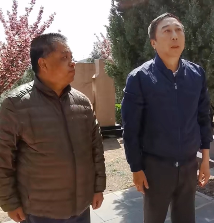 冯巩祭拜师父马季,三鞠躬后抽噎不止,曾在师父病重时贴身陪护