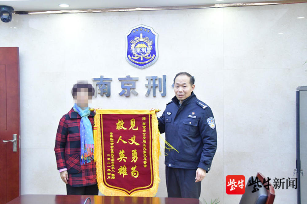 民警抄木棍斗恶犬救下女市民被救人苦寻四个月送锦旗表谢意