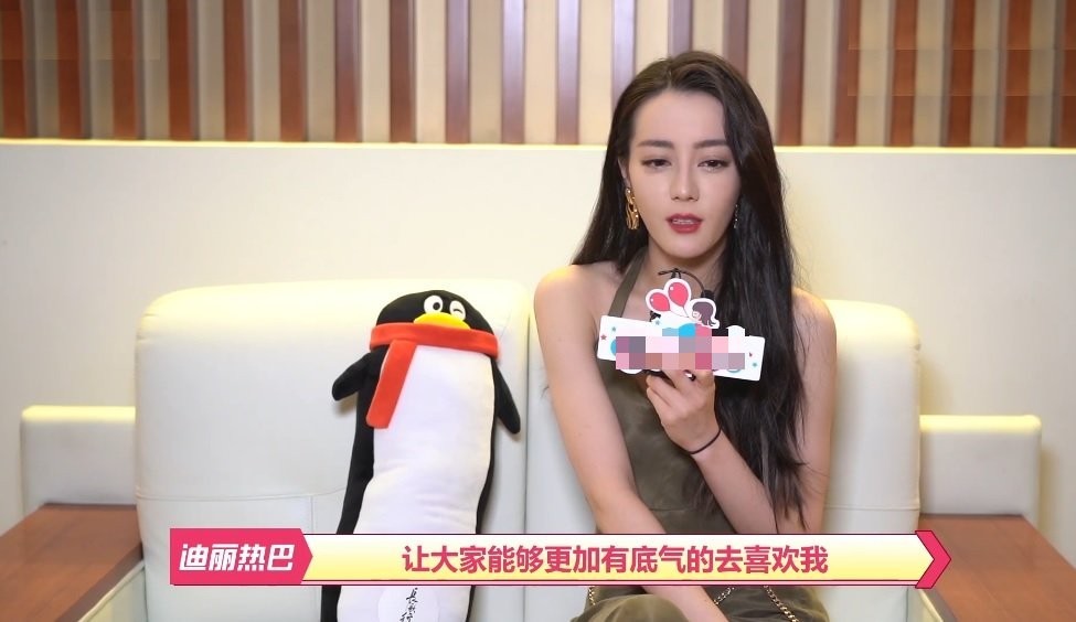迪丽热巴采访欢乐多自曝泡脚时手机掉脚盆坦言想和粉丝吃火锅