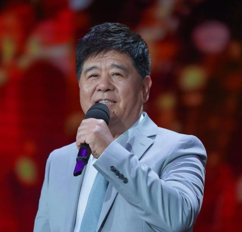 歌唱家王洁实罕露面,69岁被美女亲密挽手,妻子曾是一名修理工