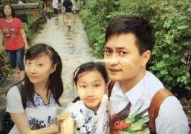 她是云飞前妻,老公星光大道成名后和她离婚,如今独自带女儿生活