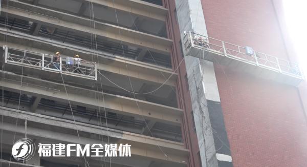 大风吹过外墙高空作业工人被困吊篮