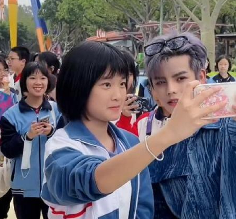 "网红总裁"殷世航外出被围观,跟小学生合照,意外暴露