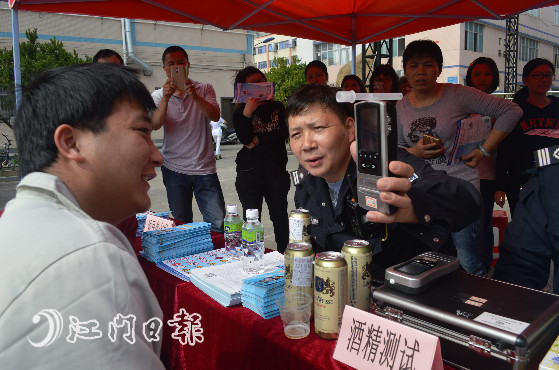 江海交警请厂企员工喝啤酒