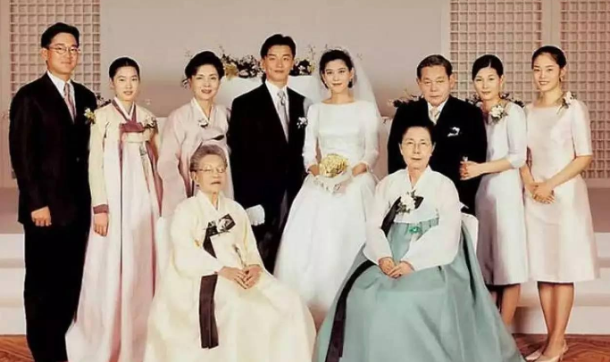 财阀千金李富真,年轻貌美下嫁穷保镖,离婚被分走141亿