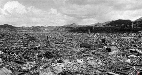 广岛核爆现场有多惨烈?6000度高温将人蒸发,街上到处是"鬼影"
