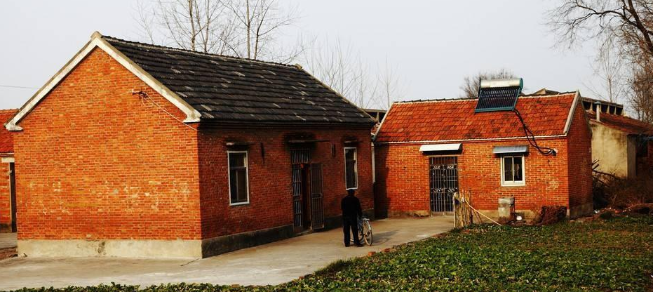 以前,在农村盖房子,很多农民普遍使用红砖.