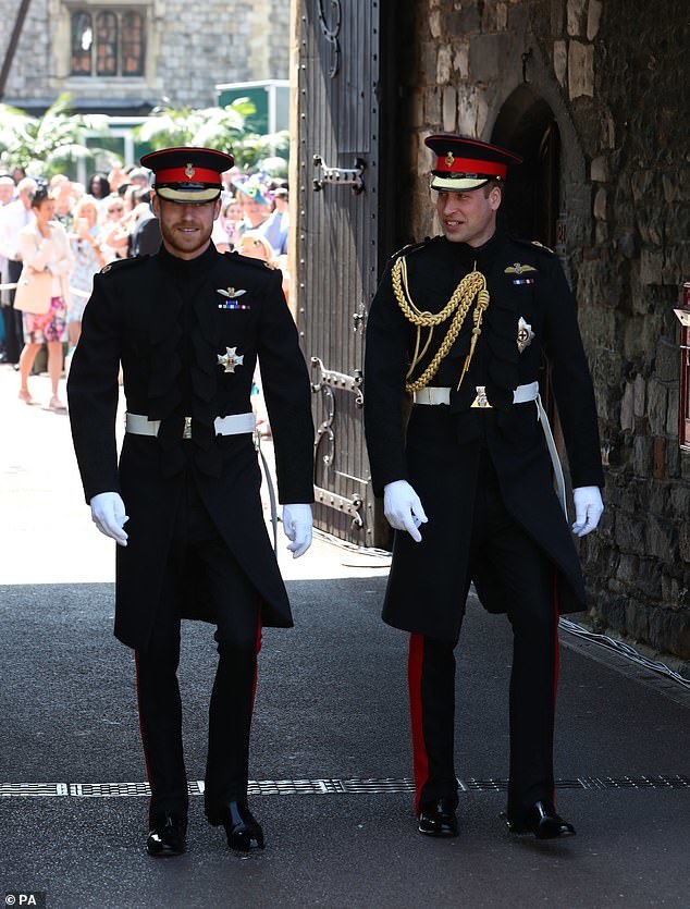 起初,英国王室决定周六的葬礼上所有有 军衔的成员都以军装出席.