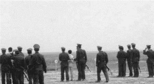 1983年第一次严打:唐山菜刀队一次被枪决50多人,他们