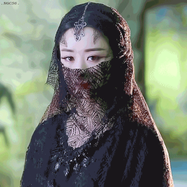 淡颜美女画上浓妆,在面纱的遮掩下,那瑰丽缥缈感,越发的让人惊艳
