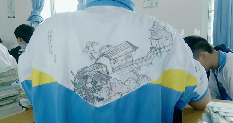 但是学生在枯燥的学习生活中很会给自己找 乐趣,在校服上 涂鸦画画就