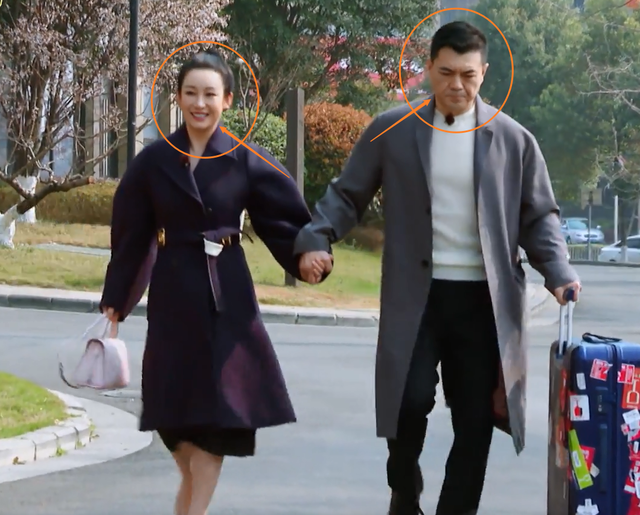 王新军真把秦海璐宠成了少女,穿小黑裙扎丸子头,42岁也太显嫩了