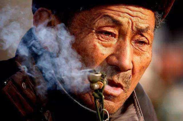 101岁老人抽烟喝酒不运动,长寿秘籍:做好三件事,长寿并不难