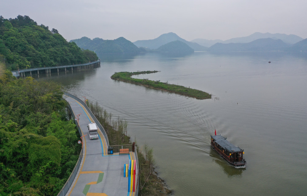 4月15日,游客乘坐游览船游览杭州市临安区青山湖国家森林公园(无人机