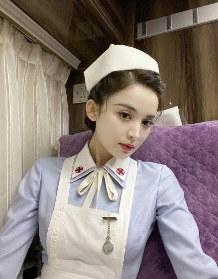 古力娜扎护士装造型曝光 简单盘发配蝴蝶结领口甜美可爱