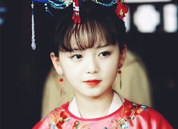 她是小戏骨版《红楼梦》里的薛宝钗,当年她的小宝钗形象一出,光凭颜值