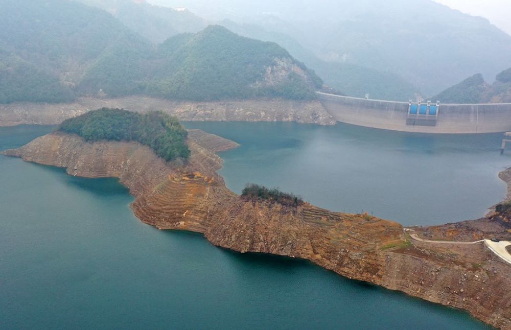周公宅水库建成以来水位最低时排齐岭半出水面