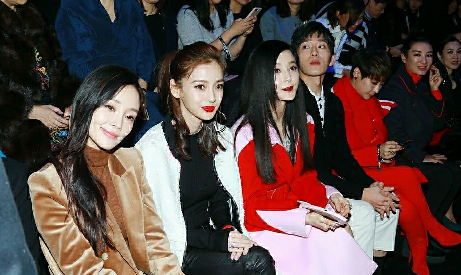 angelababy真挺潮穿白黑艳压群芳范冰冰李小璐都被比下去了