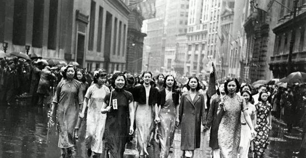 改良后的旗袍在20世纪30年代,几乎成为中国妇女的标准服装.