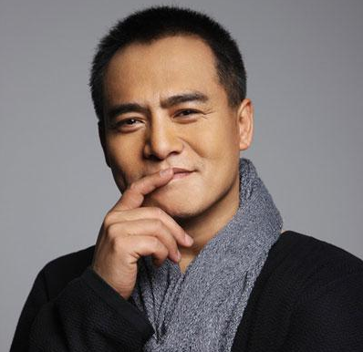 父亲卖血供他上学,出道25年0绯闻,被他"雪藏"妻子是谁