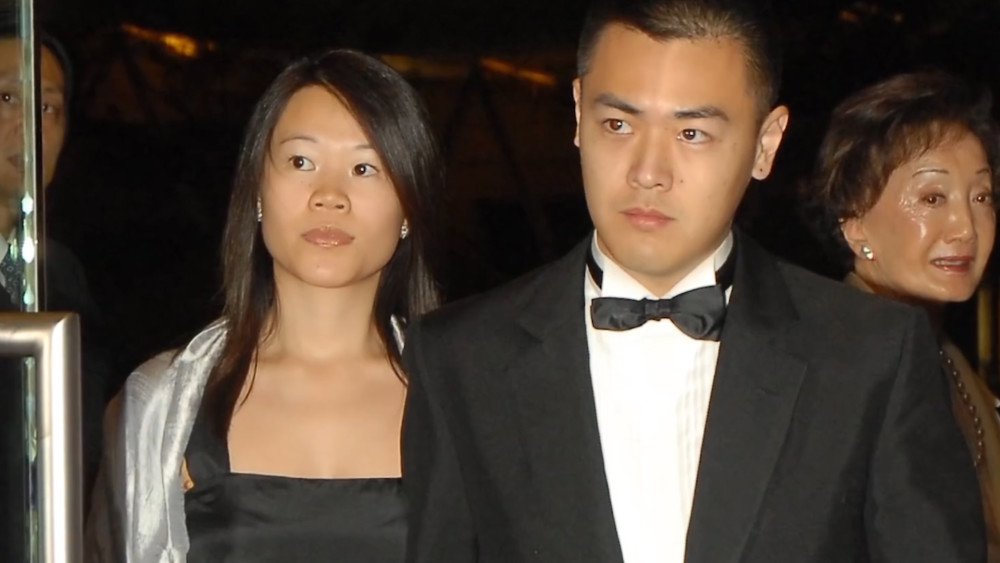 他们日久生情,最终在2008年的时候生下了一对龙凤胎,刘鸣炜生性低调