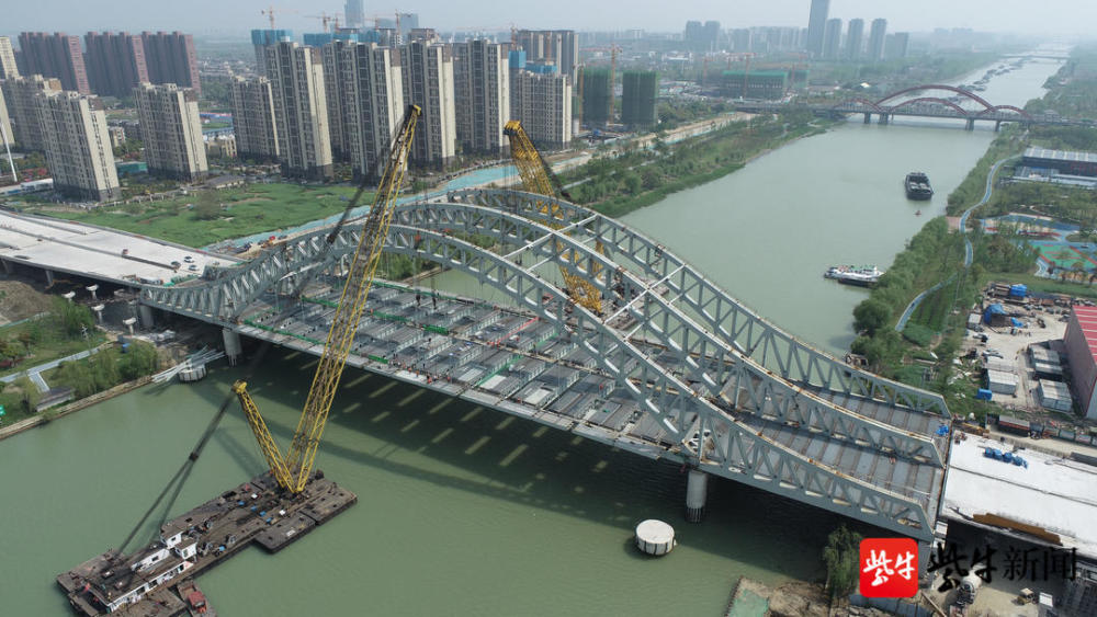 江苏最宽桁架拱桥扬州万福快速路跨京杭大运河桥桥面合龙