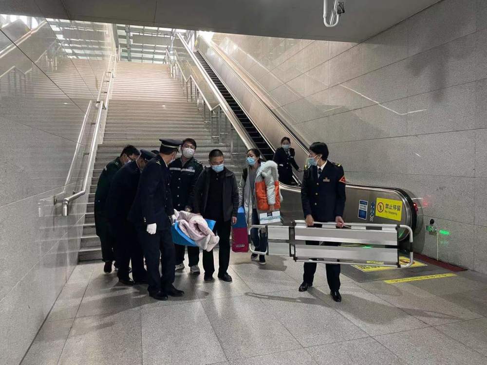 旅客术后无法行动,高铁泰安站协助进站出行