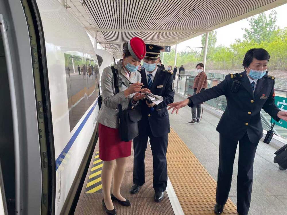 旅客术后无法行动,高铁泰安站协助进站出行