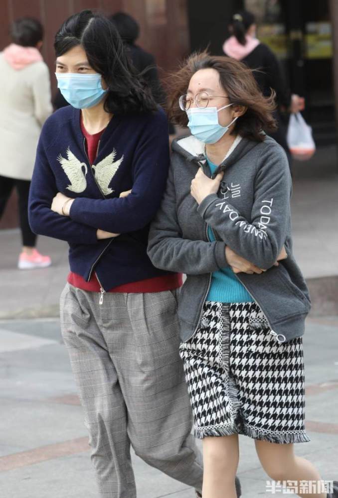 短裙与羽绒服擦肩而过!青岛又到了乱穿衣的季节