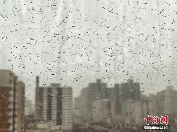 北京迎沙尘大风天气 "泥雨"从天而降