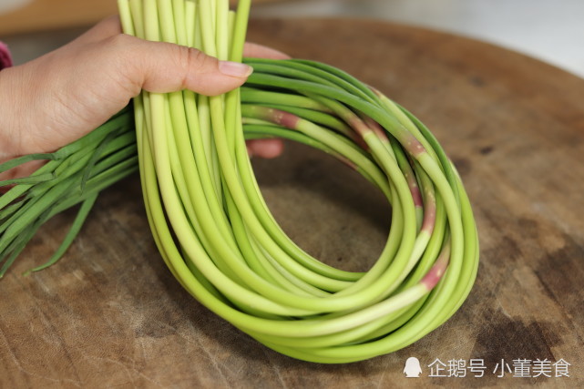 买蒜苔,要分清"红帽"和"黄帽",区别挺大,买错难吃还费钱