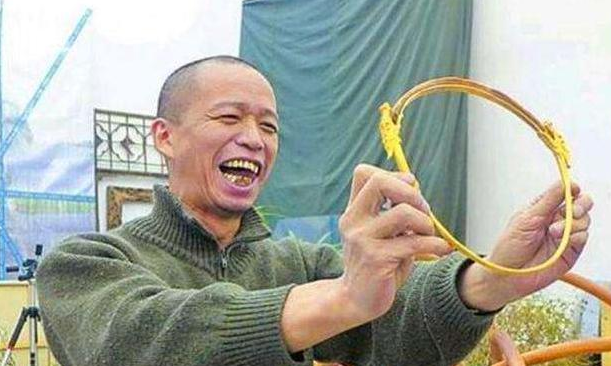 "艺术界疯子"何云昌:抽出肋骨做项链,让所爱女人戴上