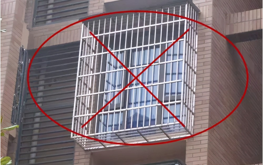 其中装的最多款式就是"鸟笼式"不锈钢防盗窗,从外面看起来像笼子,影响