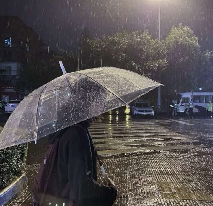 "下雨天可以发的心情文案"