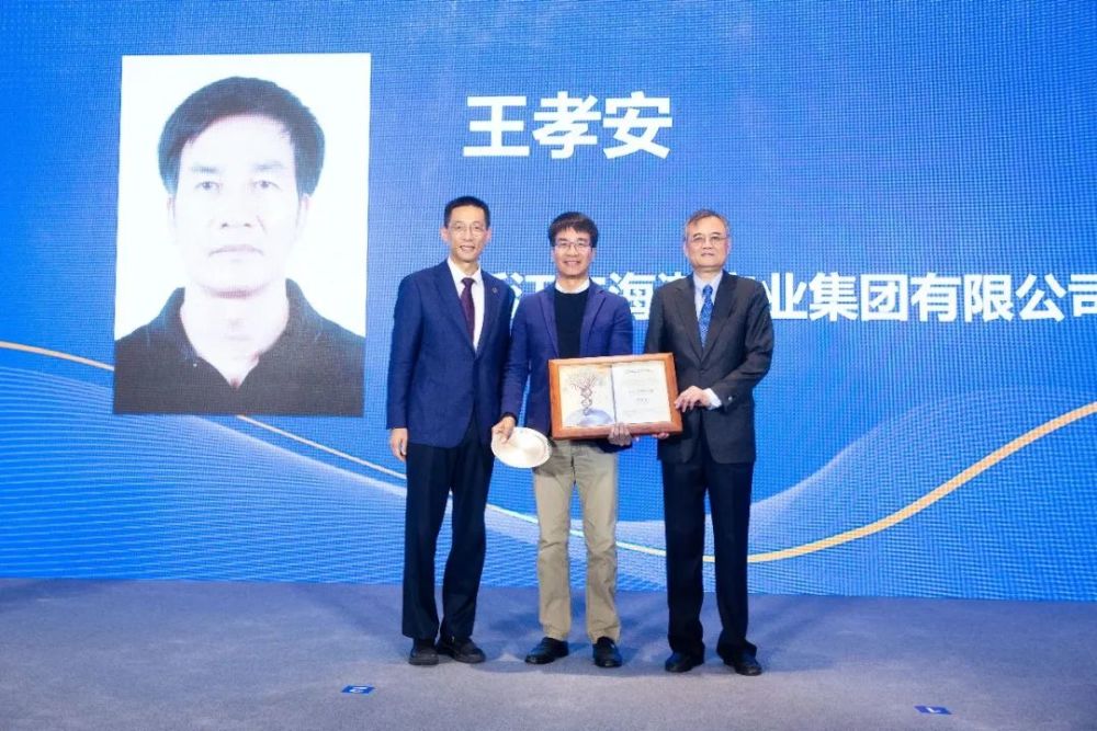 次会议出席董事投票选举通过了增补冯海良,沈南鹏,王孝安为董事会董事