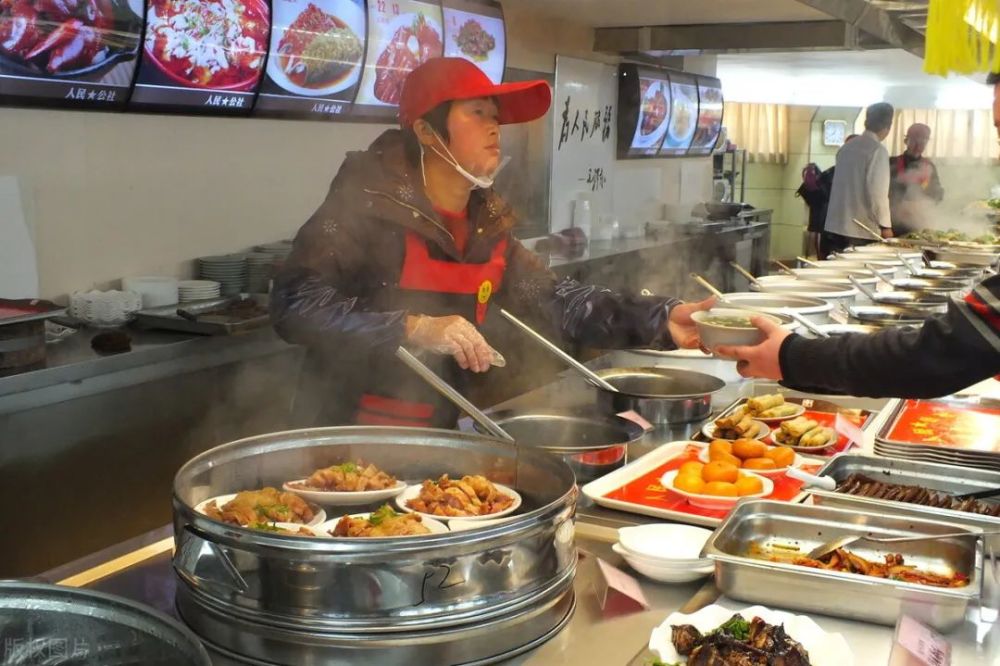 实拍上海中式快餐大食堂2个菜1份米饭花了30多元你觉得贵吗