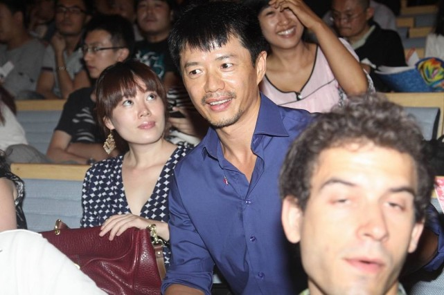 段奕宏与日本籍老婆同框时很幸福,皮肤白嫩很柔情,穿的真清凉