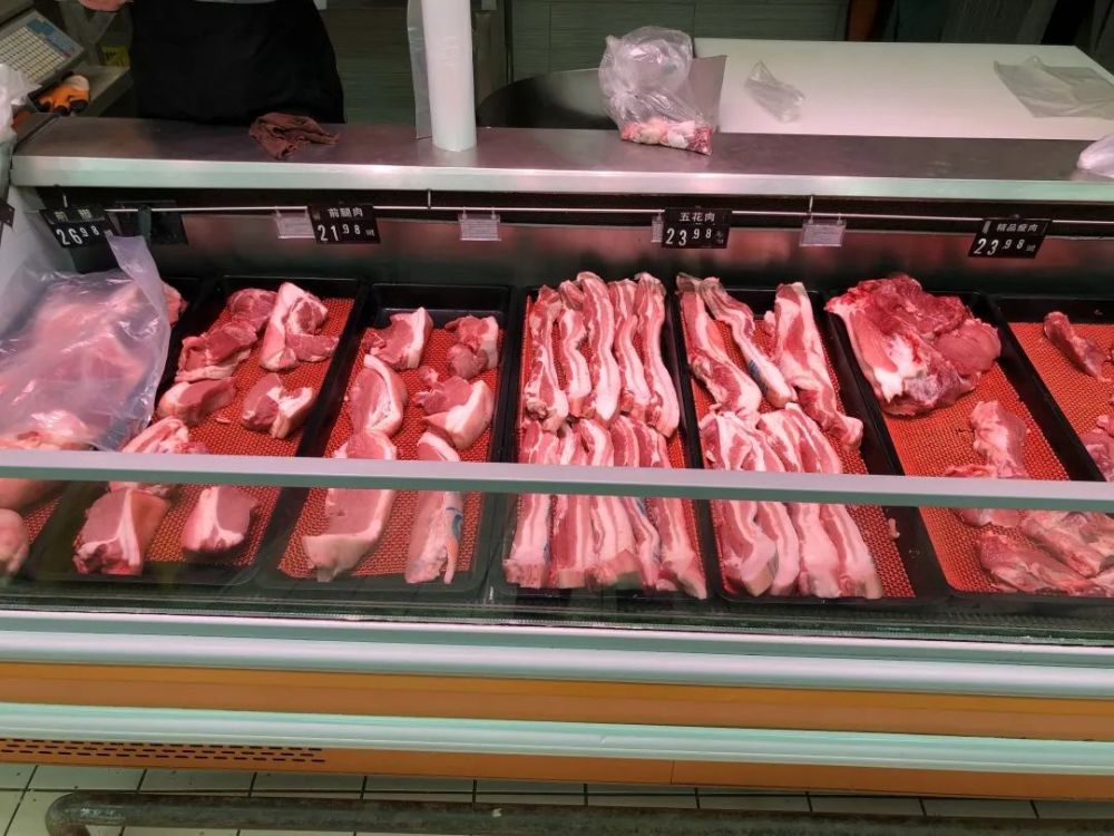 凤凰百货 卖猪肉的商贩告诉记者 超市里所有在售猪肉 每公斤降价六